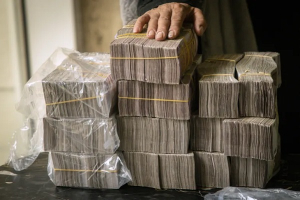 استقرار في قيمة الليرة السورية لليوم الاثنين 14 تموز وسط ترقب تجاري وأسعار صرف متفاوتة بين المحافظات