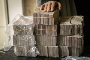 تحسن واضح في قيمة الليرة السورية... الدولار ينخفض لأقل من 11.500 ليرة سورية في دمشق