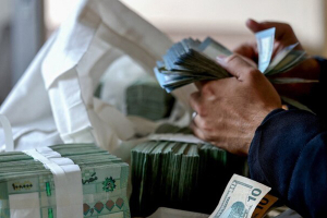 الانهيار الكبير.. سعر صرف الدولار يتخطى الـ80 ألف ليرة في لبنان