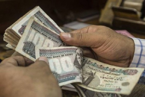 لوقف استنزاف العملات الأجنبية.. بنوك مصرية توقف استخدام «بطاقات الخصم بالجنيه المصري» في الخارج