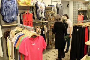 السورية للتجارة تخفض أسعار الألبسة في صالاتها إلى 50%