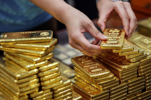 أسعار الذهب العالمية تتراجع وتتجه لتسجيل أدنى مستوى له في شهرين