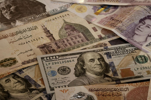 بسبب قرب اتفاقها مع صندوق النقد الدولي.. المستثمرون يتأهبون لانخفاضات أكثر حدّةً في الجنيه المصري