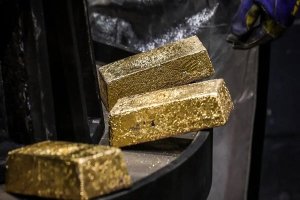 الذهب يقترب من أعلى مستوياته التاريخية وسط ضبابية اقتصادية وتوقعات بخفض الفائدة