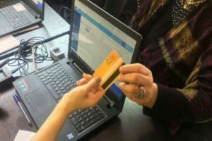 الحكومة تدرس إشراك القطاع الخاص في بطاقة التموين الذكية