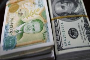 مركز أبحاث سوري يتوقع: المركزي سيستجيب قريباً لتراجع سعر صرف الدولار في السوق الموازية