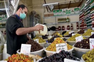 خبير اقتصادي يطرح طريقتين لخفض الأسعار