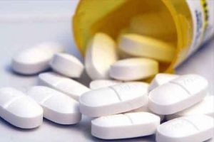 وزير الصحة يتهم الصيدليات والمستودعات وبعض المعامل برفع اسعار الأدوية