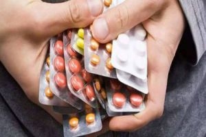 أسعار الدواء بالعلالي…ووزير الصحة يهرب إلى منطق التسويات ولوبيات الضغط!