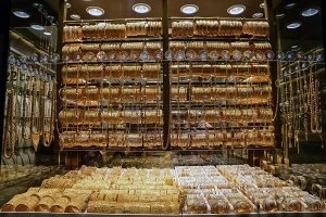 الذهب يتأرجح بين قوة الدولار وتراجع آمال خفض الفائدة.. والأونصة تتجاوز الـ 4000 دولار