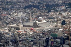 ثلث سكانها نازحون وتَخدم ستة ملايين: دمشق المسكونة بعبارة (أفضل من غيرها)!