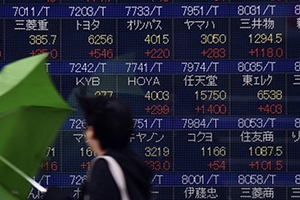 الأسواق الآسيوية تهبط بسبب التحقيق في رسائل كلينتون