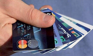 الجهات المختصة تضبط صراف بحوزته أكثر من 500 رقم لبطاقات مصرفية مسروقة