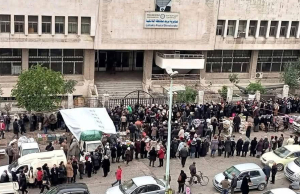 تعطل الصرافات وطوابير الانتظار : رواتب المواظفين «أزمة جديدة» تفاقم معاناة سكان اللاذقية