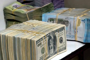 انخفاض جديد لليرة السورية.. الدولار يتخطى حاجز 10,400 ليرة لأول مرة في مارس!