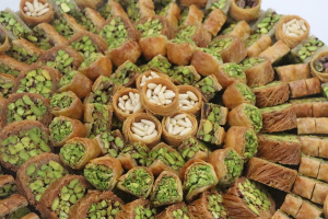 ارتفاع أسعار الحلويات يجبر السوريين على نسيانها في رمضان.. حيث يُصبح شراؤها ترفاً يتحمله فقط «الأثرياء»؟