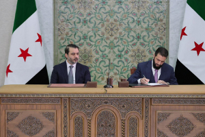 مدة المرحلة الانتقالية وصلاحيات ودين الرئيس.. تفاصيل الإعلان الدستوري السوري بعد توقيعه من أحمد الشرع