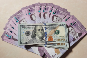  المركزي السوري يرفع سعر صرف الليرة مقابل الدولار الأمريكي للمرة الأولى في أكثر من شهر