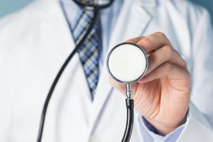 وزارة الصحة السورية تصرف «تعويض طبيعة العمل 100%» لجميع الأطباء المقيمين في المشافي