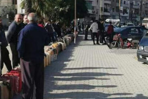 في حلب.. مواطنون يقفون ساعات طويلة في البرد القارس للحصول على مازوت لأول مرة 