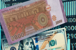 الدولار يتجاوز 10 آلاف ليرة في دمشق مع افتتاح الأسبوع.. الليرة السورية تواجه تراجعاً غير متوقعاً 