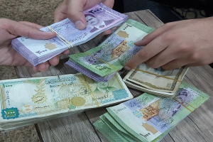 هل تستطيع الخزينة العامة في سوريا الإستمرار بدفع رواتب الموظفين مع انخفاض سعر الصرف؟ 