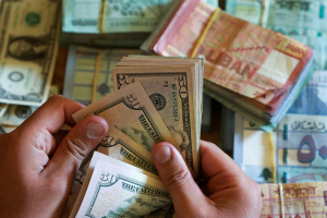 الليرة اللبنانية تسجل أدنى مستوى لها أمام الدولار