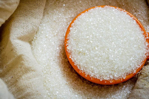 السكر يرتفع 30% في السوق المحلي.. تجار: الارتفاع مؤقت وسببه رفع سعر الصرف لكونها مادة مستوردة 