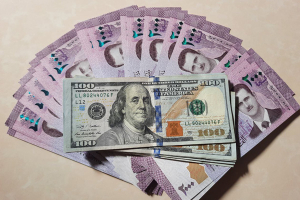 المركزي السوري يخفّض سعر صرف الليرة السوري مقابل الدولار الأمريكي