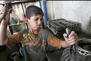 يمارسون مهناً شاقة لإعالة أسرهم.. نسبة عمالة الأطفال ترتفع بسوريا إلى 20 بالمئة