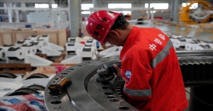 إنتاج مصانع الصين يتباطأ بنسبة 14 % عن شهر آذار