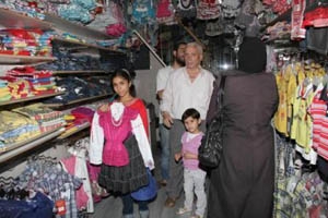 ارتفاع أسعار الألبسة يفسد فرحة السوريين بالعيد المخصص للأغنياء فقط..والبالة سلاح الفقراء !!