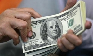الدولار يرتفع إلى أعلى مستوياته في ثلاث سنوات ونصف أمام الين