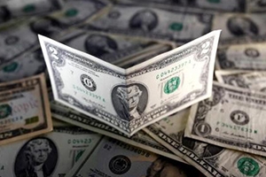 ماذا يعني استمرار هبوط الدولار للعالم؟