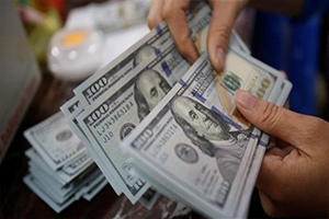  الدولار يرتفع إلى مستوياته قياسية مقابل الليرة السورية .. والمركزي يعلق