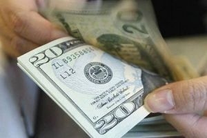 عمليات بيع الدولار من المواطنين للمصرف التجاري ترتفع 5 أضعاف