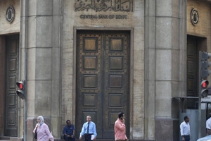 رويترز: بنوك مصرية توقف تعاملاتها مع مصارف قطرية