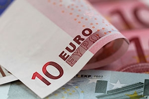 اليورو يصعد لأعلى مستوى في عامين ونصف العام