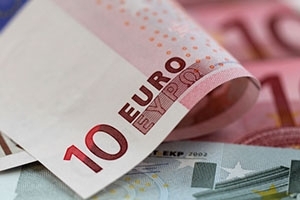 اليورو يتحرك في نطاق ضيق والبيانات الاقتصادية تفوق توقعات السوق