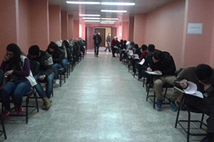  في الجامعات السورية: امتحانات في الممرات و الهنغارات.. وأسئلة مزاجية؟!