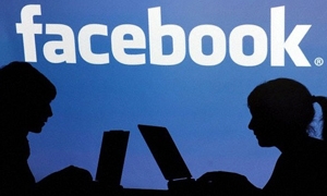 فيسبوك يتيح إجراء مكالمات مجانية عبر أجهزة آي فون