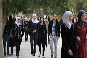 صعوبات مالية تحاصر الطلاب الجامعيين في سوريا: ارتفاع كبير في أسعار المستلزمات الدراسية للتخصصات العملية