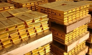 الذهب يصعد عالمياً بدعم تراجع الدولار