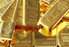 الذهب يرتفع مع نزول الدولار عن أعلى سعر في 14 عاما
