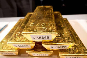 الذهب يتراجع مع تعافي الدولار من أدنى مستوياته