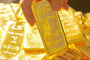 الذهب يهبط مع صعود الدولار.. ويقترب من أدنى مستوياته في 5 أسابيع