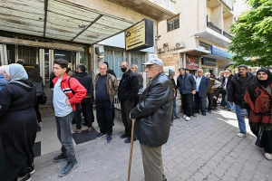  شح السيولة يرخي بظلاله على الصرافات في سوريا... طوابير الانتظار تثقل كاهل السوريين