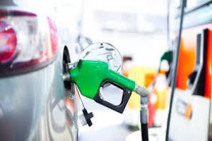 رئيس الحكومة: دراسة بيع البنزين بسعر التكلفة للسيارات التي يتجاوز استهلاكها 120 ليتر شهرياً