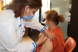 التربية تعلن بدء تطعيم الكوادر التعليمية بلقاح كورونا