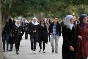حلقة البحث بـ 25 ألف ليرة.. مهنة كتابة الوظائف تلقى رواجاً بين الطلاب الجامعيين في سوريا